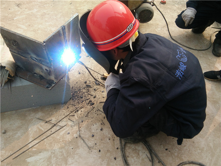 若想競賽美名成,且看焊工展技能